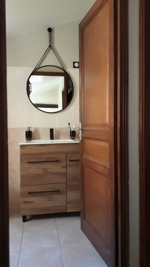 Regadera, toallas, papel de baño