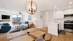 Un appartement moderne comprenant un coin repas, une cuisine et un espace de vie.