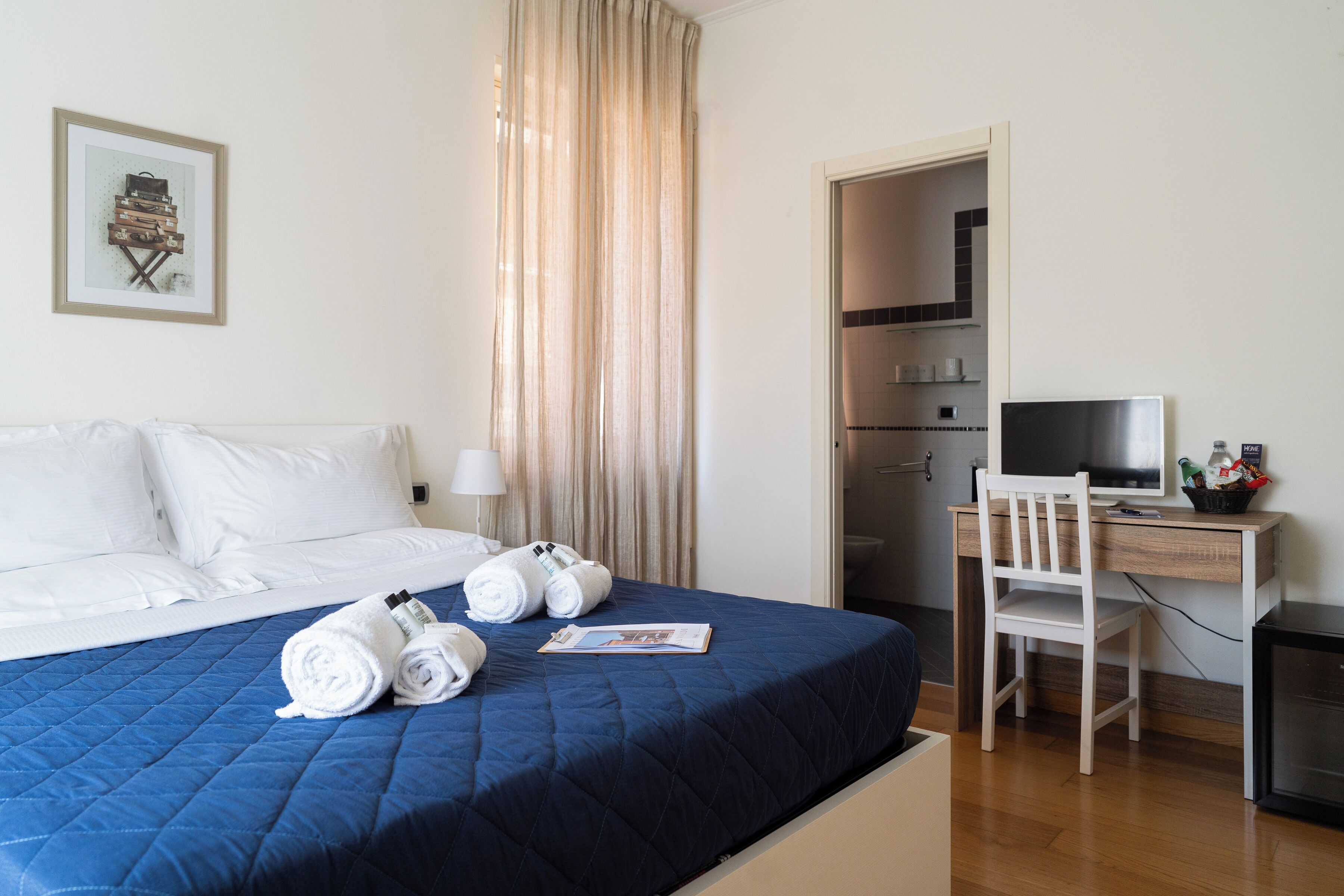 Habitación superior, 1 cama Queen size, baño privado, vista a la ciudad | Edredón, camas con efecto memoria y escritorio 