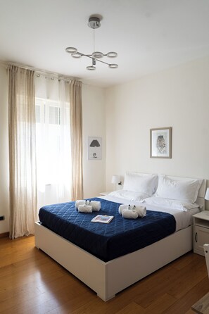 高級客房, 1 張加大雙人床, 私人浴室, 城市景觀 | 羽絨被、記憶床墊、書桌、筆電工作空間