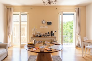 21-inch flat-screen TV with cable channels, TV, books - Casa Vivaldi by BeHome Suites&Apartments (Verona)