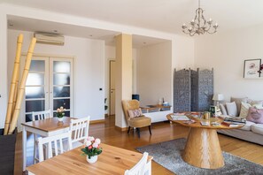21-inch flat-screen TV with cable channels, TV, books - Casa Vivaldi by BeHome Suites&Apartments (Verona)