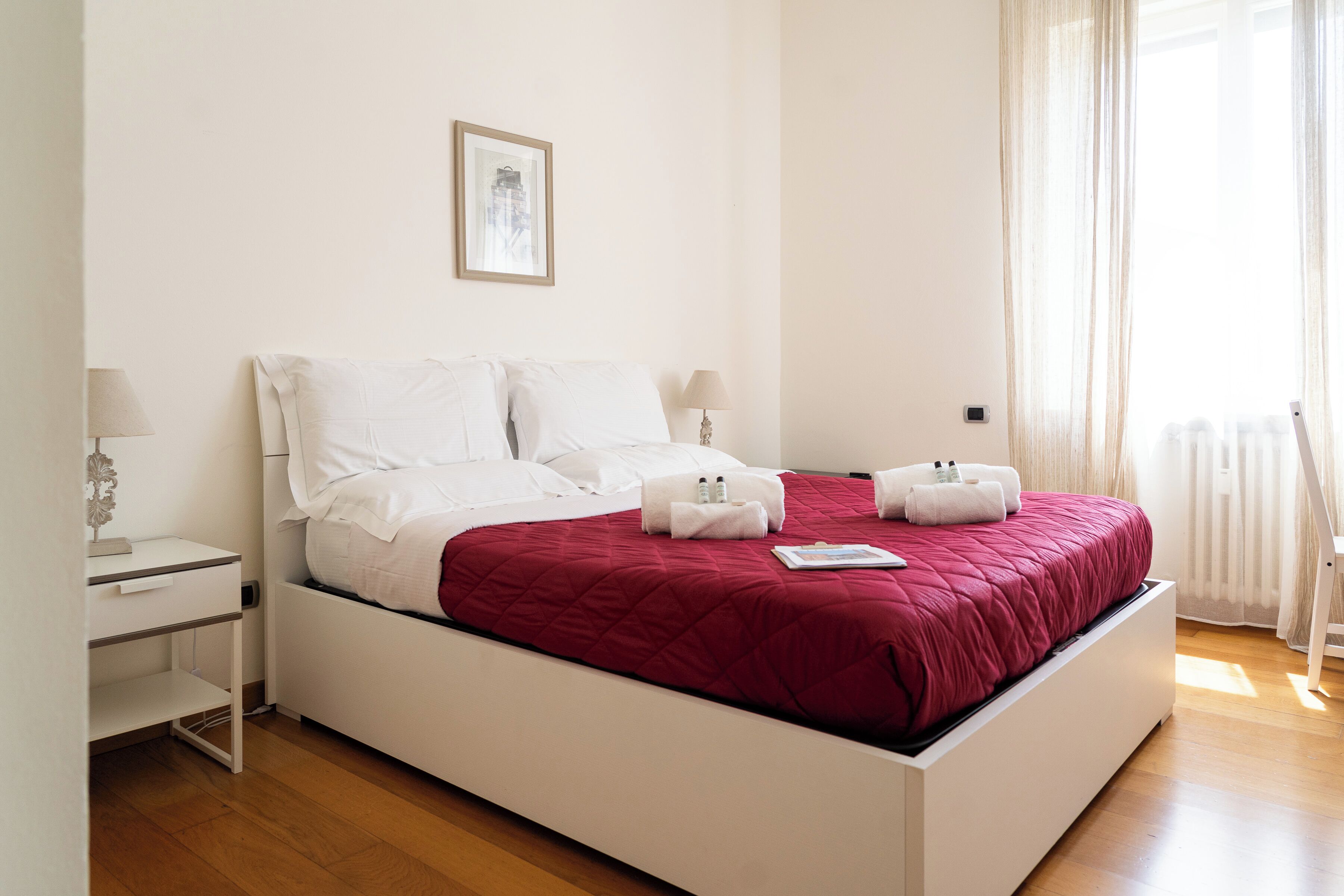 Standardzimmer, 1 Queen-Bett, Gemeinschaftsbad, Stadtblick | Daunenbettdecken, Betten mit Memory-Foam-Matratzen, Schreibtisch