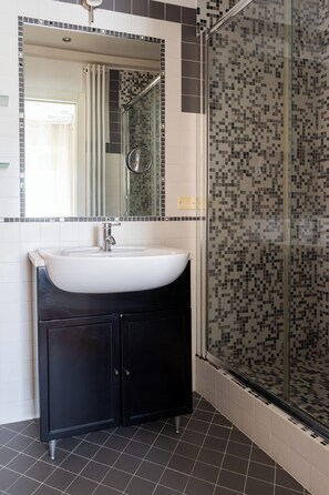 Superior kamer, 1 queensize bed, privébadkamer, uitzicht op de stad | Badkamer |  milieuvriendelijk toiletgerief, een haardroger, een bidet, handdoeken