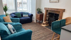 Téléviseur connecté, foyer, livres, sélection de musique