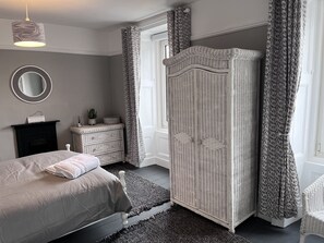 5 chambres, fer et planche à repasser, lit de bébé portatif