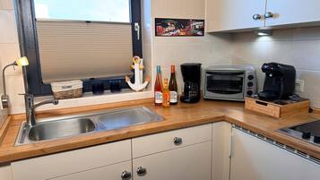 Kühlschrank, Wasserkocher mit Kaffee-/Teezubehör, Toaster