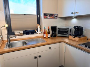 Kühlschrank, Wasserkocher mit Kaffee-/Teezubehör, Toaster