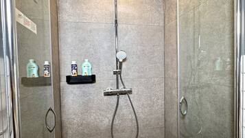 Een douche, een haardroger