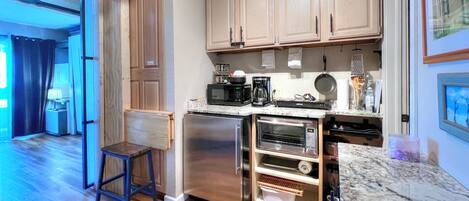 Microondas, parrilla de estufa, cafetera y tetera y tetera eléctrica