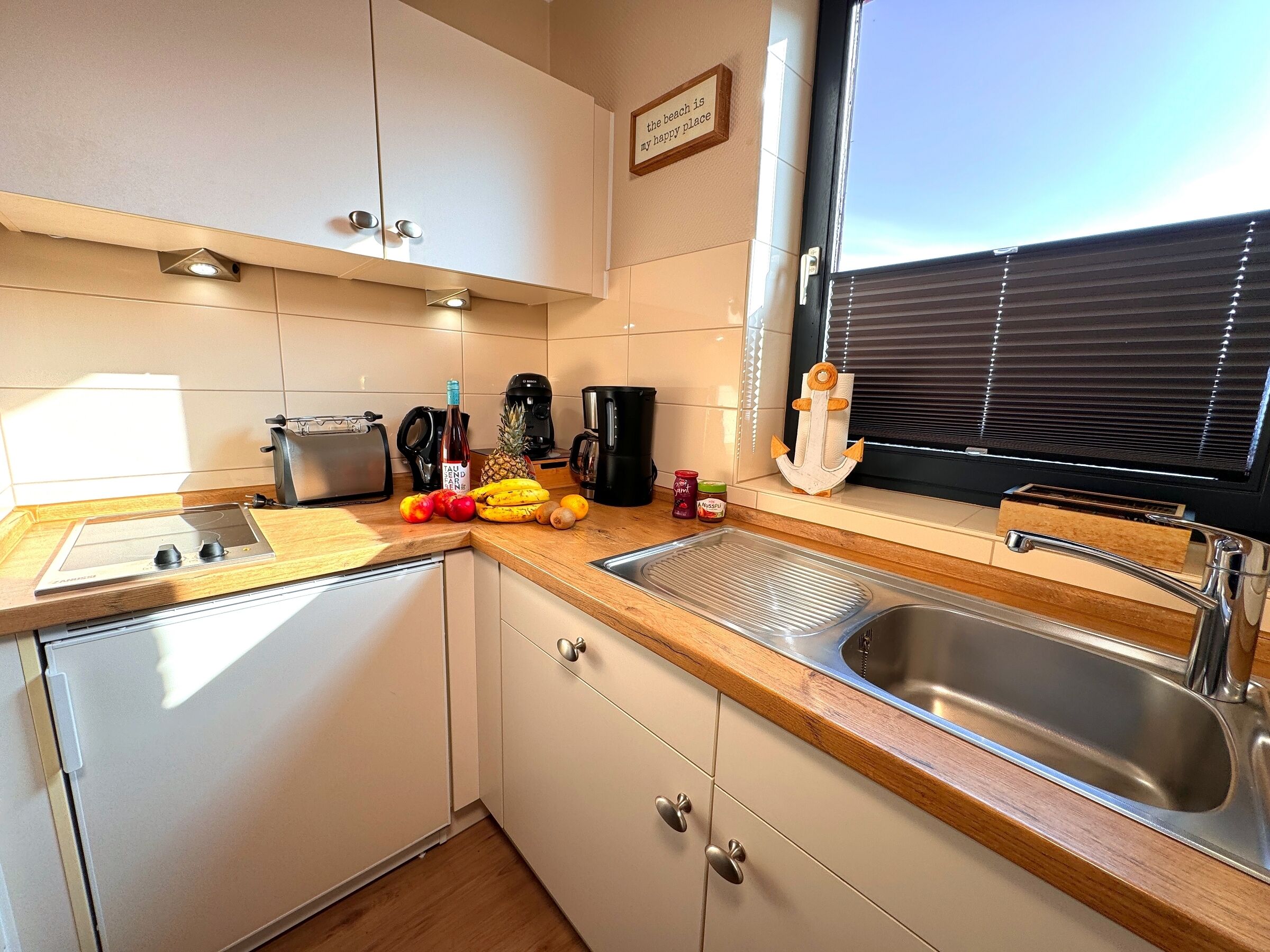 Frigorifero, piano cottura, macchina per tè/caffè, tostapane