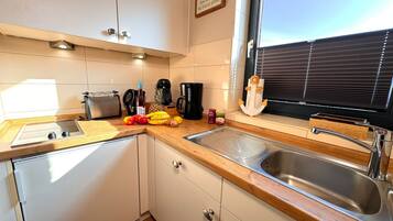 KĂŒhlschrank, Herdplatte, Wasserkocher mit Kaffee-/Teezubehör, Toaster