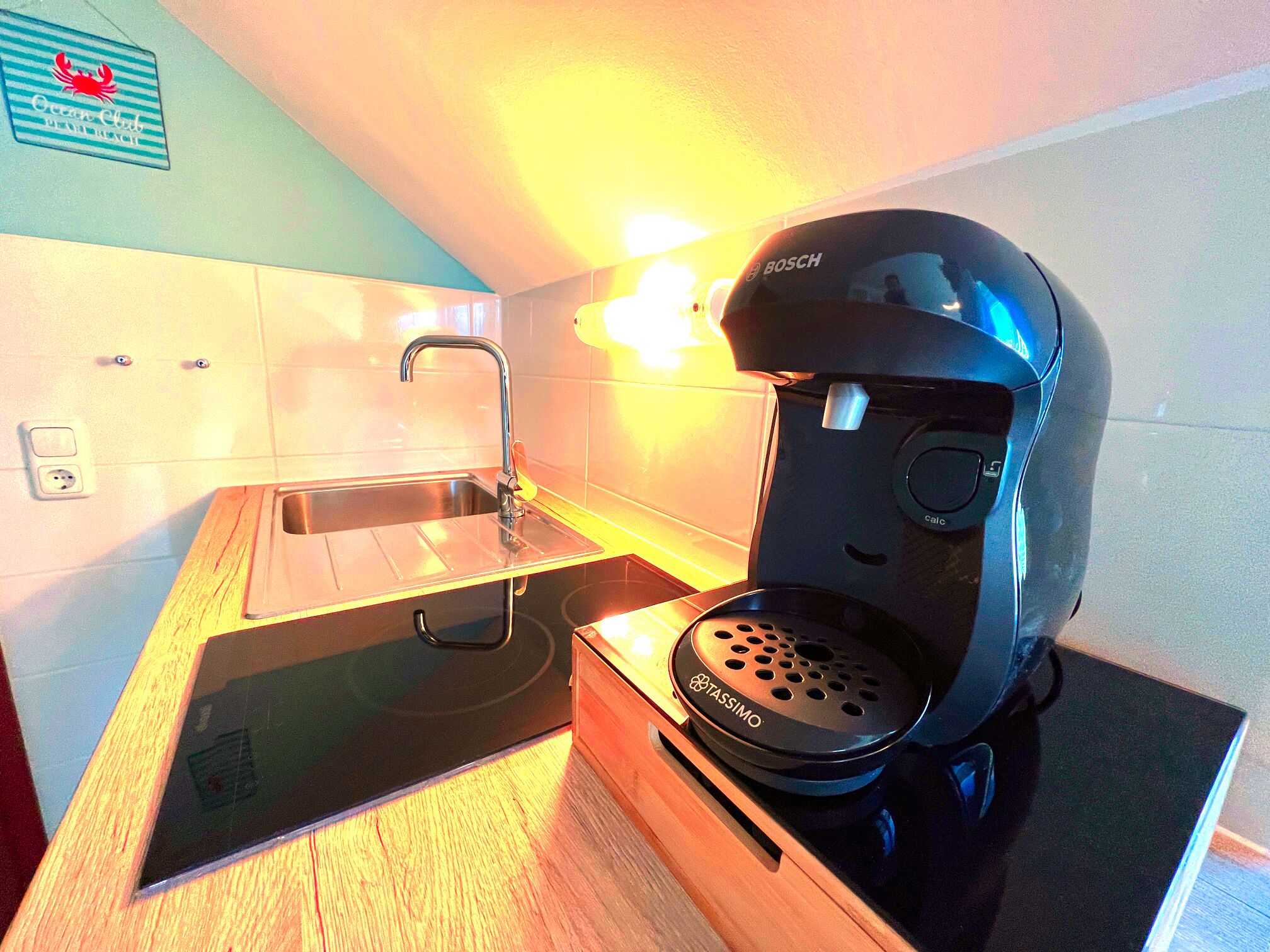 Refrigerador, parrilla de estufa, cafetera y tetera y tostadora 