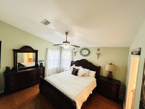3 habitaciones, tabla de planchar con plancha, wifi y ropa de cama 