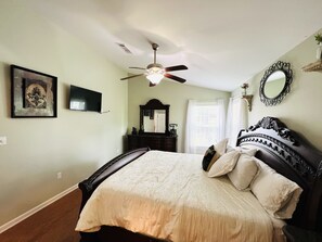 3 bedrooms, iron/ironing board, WiFi, bed sheets - HAMILTON’S! LAKE ESCAPE! NEW LISTING! 2007 HOME WITH 2010 PONTOON!ON THE WATER!  (Hot Springs)