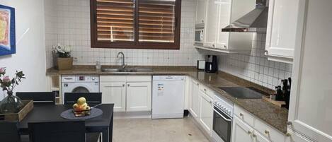 Réfrigérateur, four, plaque de cuisson, lave-vaisselle