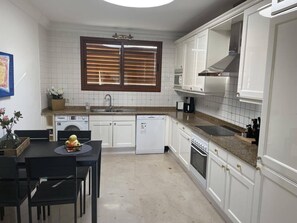 Réfrigérateur, four, plaque de cuisson, lave-vaisselle