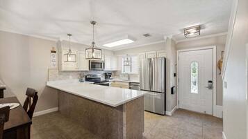 Fridge, microwave, stovetop, dishwasher