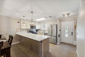 Micro-ondas, cooktop, lava-louças, cafeteira/chaleira