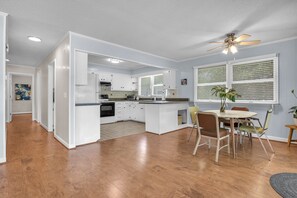 冷蔵庫、電子レンジ、オーブン、コンロ