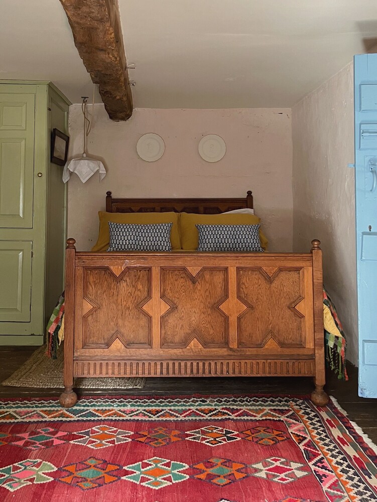 Historical Little Mill Cottage, Moments From Mountains and Market Town