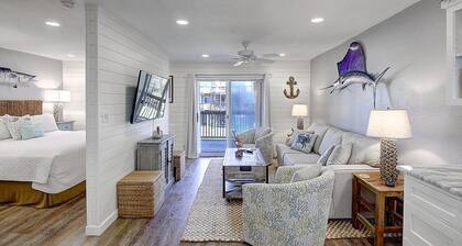 Bay Tree condo with the best amenities in Port Aransas! Offers a community pool