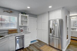 Een koelkast, een microgolfoven, een oven, een kookplaat