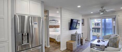 Tabla de planchar con plancha, wifi gratis y ropa de cama