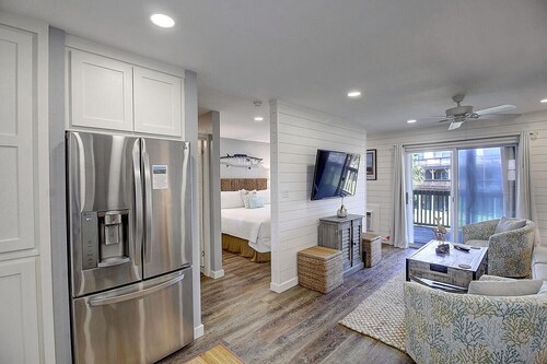 Hidden gem just steps away from the community pool & private fishing pier!