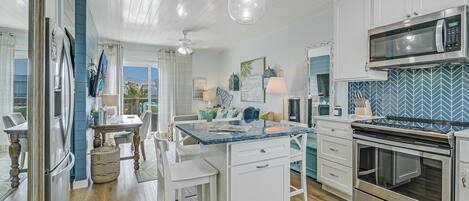 ثلاجة، ميكروويف، فرن، موقد طهي مسطح