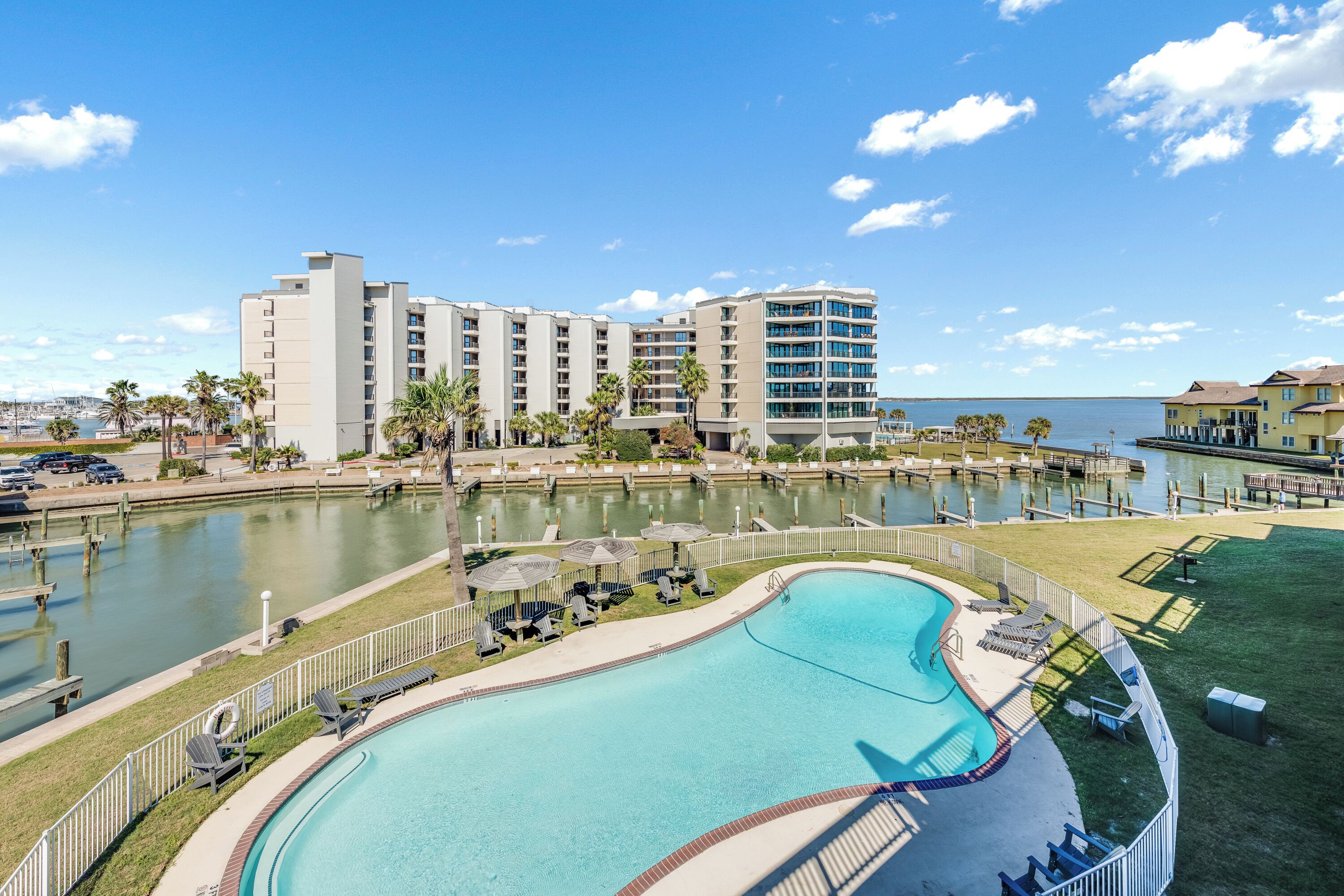 Un hôtel doté d’une piscine, offrant une vue sur le front de mer et comprenant un port de plaisance.