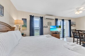 Iron/ironing board, free WiFi, bed sheets - Sweet studio condo with great view of the ship channel! (Port Aransas)