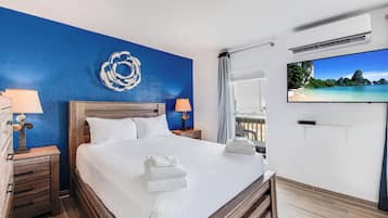 Tabla de planchar con plancha, wifi gratis y ropa de cama