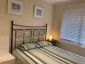 3 Schlafzimmer, Bügeleisen/Bügelbrett