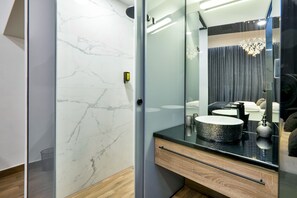 Deluxe Room 001 | Baño | Secador de pelo y toallas