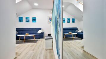 Florek Apartment | Area keluarga | Smart TV 110-cm dengan saluran TV digital, TV, dan Netflix