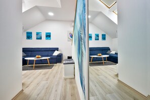 Florek Apartment | Zona de estar | Smart TV de 110 cm con canales digitales, una televisión