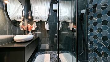 Romantic Room 003 | Bathroom | Hair dryer, towels