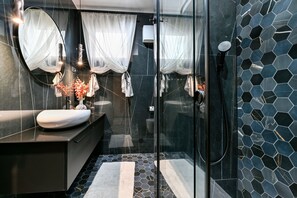Romantic Room 003 | Bathroom | Hair dryer, towels