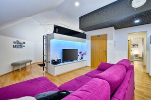 Florica Apartment | Living area | 110-cm Smart TV with digital channels, TV, Netflix - Florek & Florica (Krizevci)