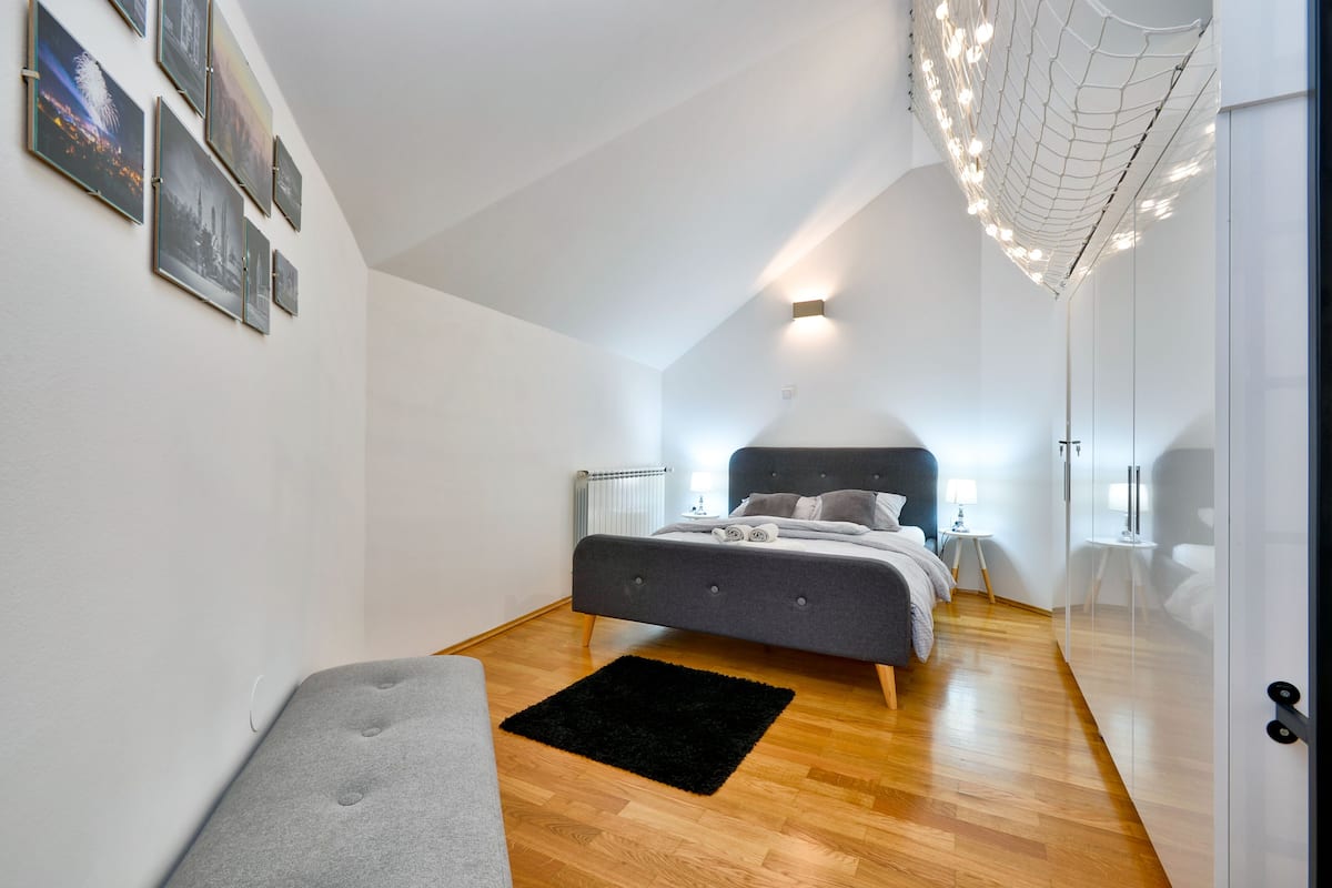 Florica Apartment | Safe på rommet, skrivebord for bærbar PC og blendingsgardiner