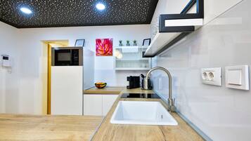 Florica Apartment | Private kitchen | Electric kettle