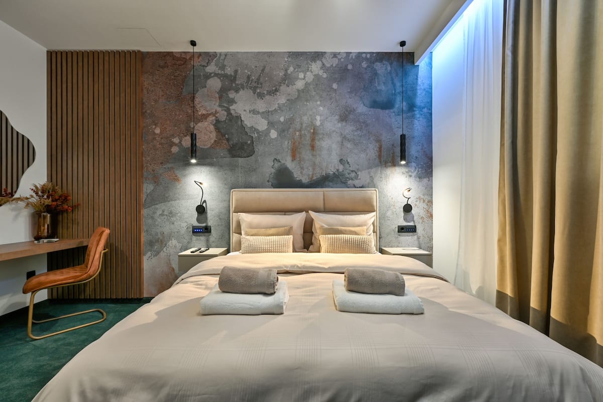 Design Room 002 | 1 slaapkamer, een kluis op de kamer, individueel gedecoreerd