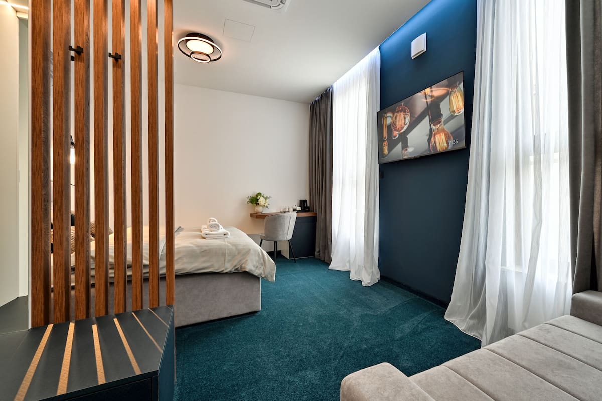 Comfort Room 004 | Safe på rommet, skrivebord for bærbar PC og blendingsgardiner