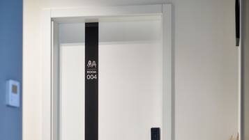 Puerta de una habitación de hotel con un letrero que dice "ROOM 004".
