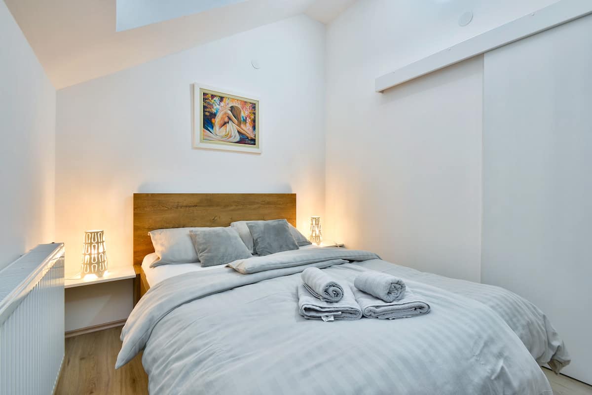 Florek Apartment | 1 slaapkamer, een kluis op de kamer, individueel gedecoreerd