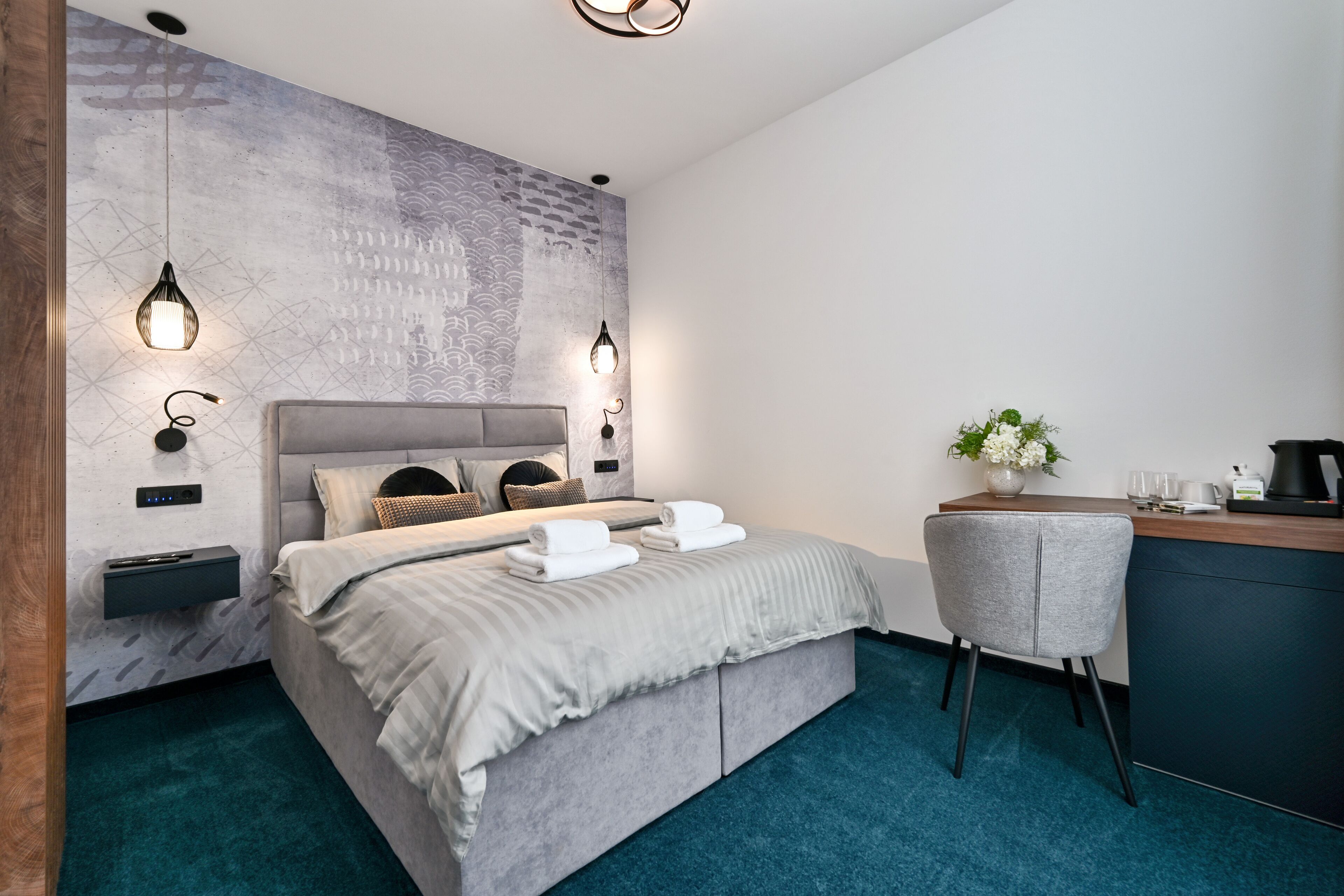 Comfort Room 004 | In-room safe, individually decorated, individually furnished