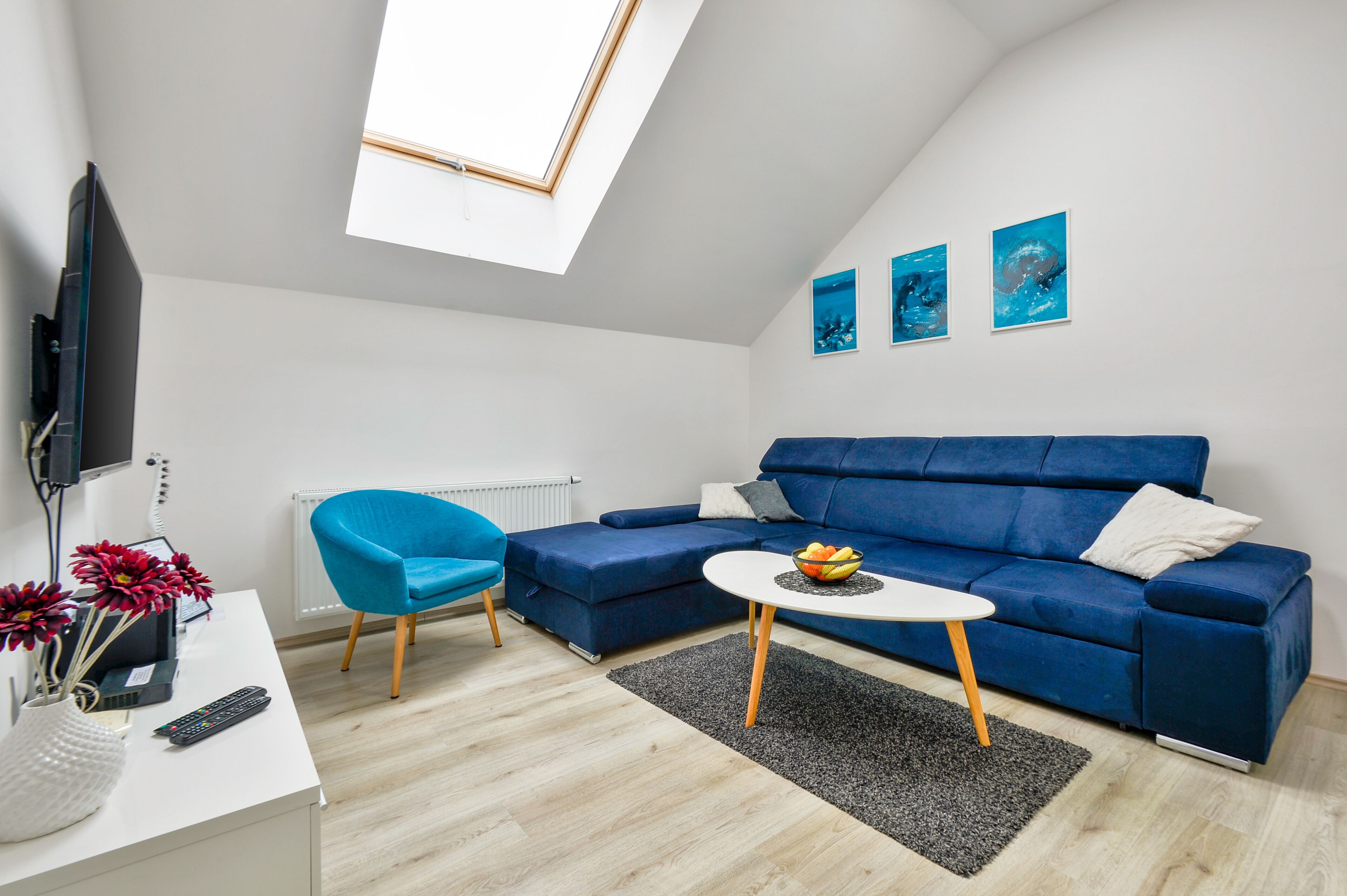 Florek Apartment | Wohnbereich | 110-cm-Smart-TV mit Digitalempfang, Fernseher, Netflix