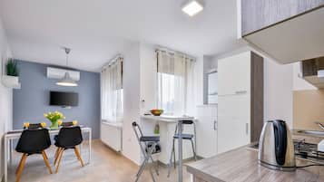 Florek Apartment | Private kitchen | Electric kettle
