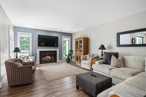 Smart TV, fireplace, ping pong, books